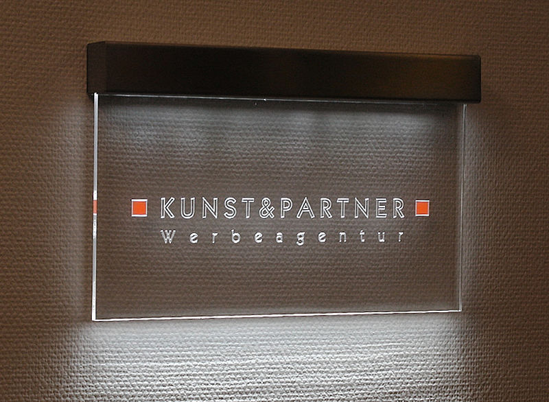 Leuchtschild Lichtfluter Kunst+Partner Hamburg 