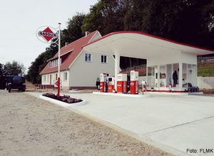 Die fertig gestellte Tankstelle mit Tankstellenwerbung Gasolin