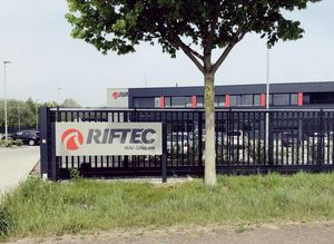 Standkonstruktion an der Zufahrt von Riftec