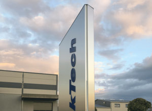 Edelstahlkante des Pylons bei Peaktech