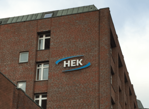 Alter Leuchtkasten an der Fassade der HEK