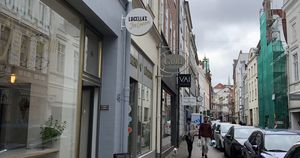 Unbeleuchterter Ausstecker in der Lübecker Altstadt, in der Größe und Ausführung angepasst an die Vorgaben des Denkmalschutzes
