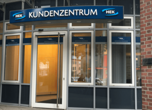 Frontleuchter über dem Eingang der HEK