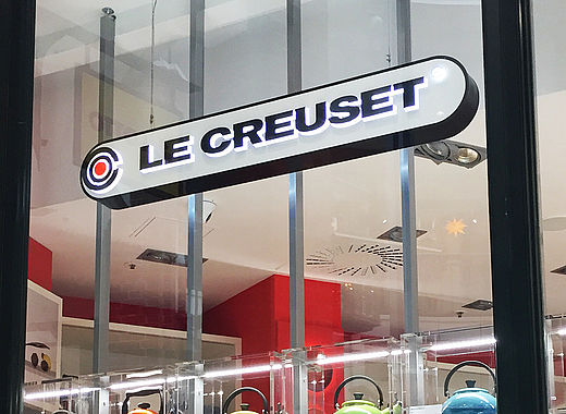 Leuchtbuchstaben Leuchtkästen Folien Le Creuset Hamburg Stuttgart Trier