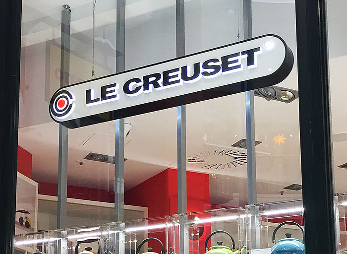 Leuchtbuchstaben Leuchtkästen Folien Le Creuset Hamburg Stuttgart Trier