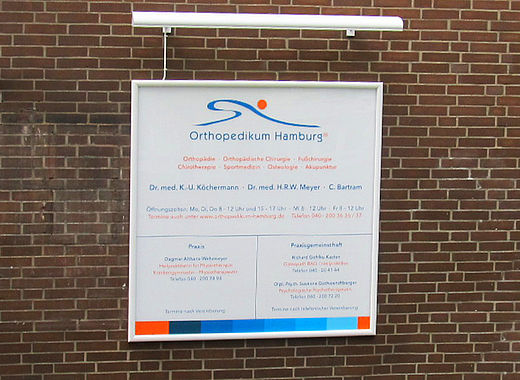 Pylon vollflächig leuchtend und Schild angestrahlt Orthopedikum Hamburg