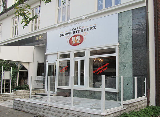 Schild und Buchstaben angestrahlt Café Schwesterherz Hamburg