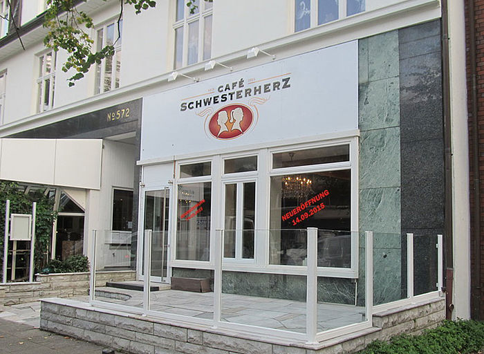 Schild und Buchstaben angestrahlt Café Schwesterherz Hamburg